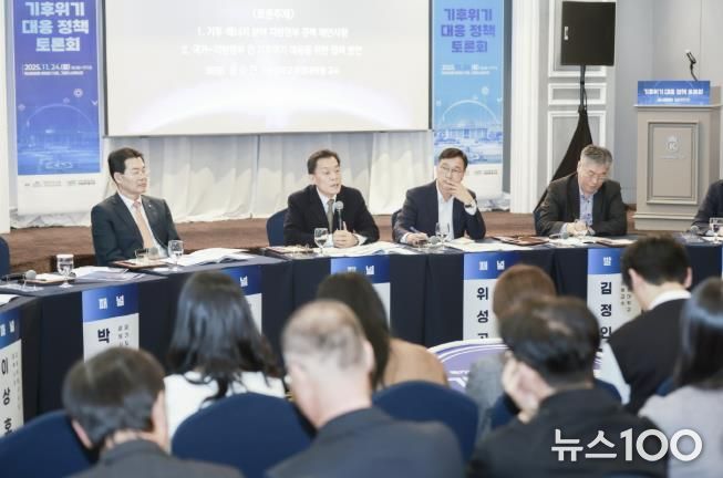 이재준 수원시장이 패널토론에서 발언하고 있다.