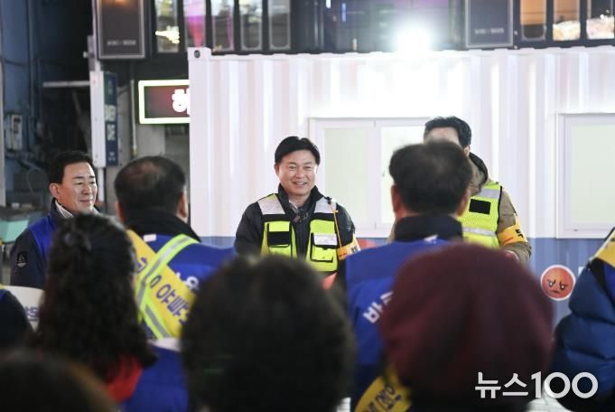 조용익 부천시장이 지난 25일 부천역 피노키오 광장 미디어안전센터 앞에서 시민대책위원회 가두캠페인에 대해 감사인사를 전하고 있다.