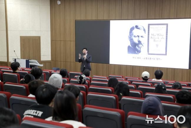 이상일 용인특례시장이 26일 단국대학교 국제관에서 학생들을 대상으로 리더십 특강을 하고 있다.