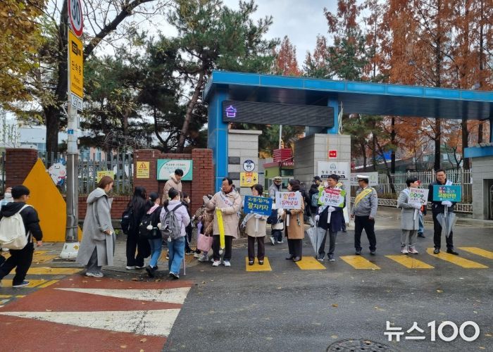 27일 오전, 창우초등학교 통학로에서 이현재 하남시장이 학생들이 안전하게 건널 수 있도록 보행을 안내하고 있다.