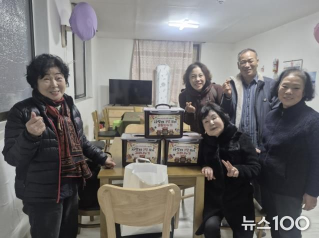 최영한·정정선 회장이 경로당을 방문해 김장김치를 전달하고 있다.