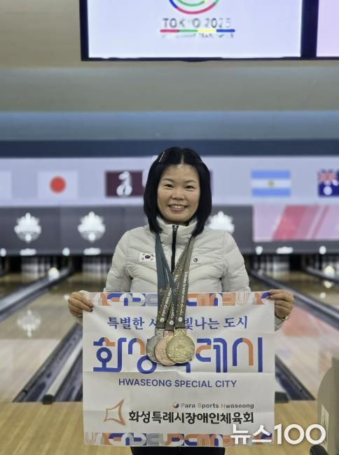 2025 도쿄 데플림픽에서 금1·은1·동1의 성적을 거둔 박선옥 선수가 메달을 목에 걸고 기념촬영하고 있다