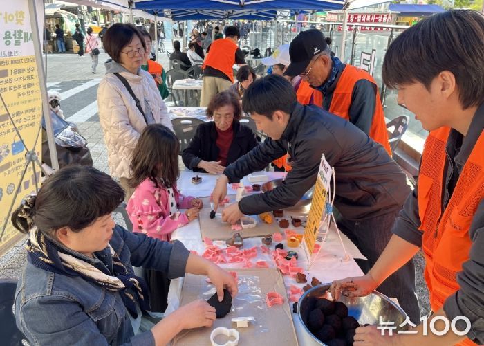 고양시문촌9종합사회복지관‘친한친구' 모임에서 운영한 새활용 마켓
