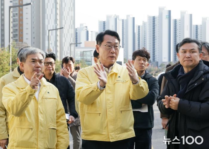 정명근 화성특례시장이 현장에서 정구언 제1부시장에게 동탄숲 생태터널 안전 확보 관련 지시사항을 하달하고 있다