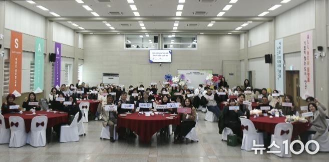 김영식 복지국장(맨 앞줄 왼쪽 일곱번째)이 2일 안산시청 대회의실에서 장애인 권익 옹호업소 ‘오소가게’ 상점주들과 간담회를 진행하고 함께 기념촬영을 하고 있다.