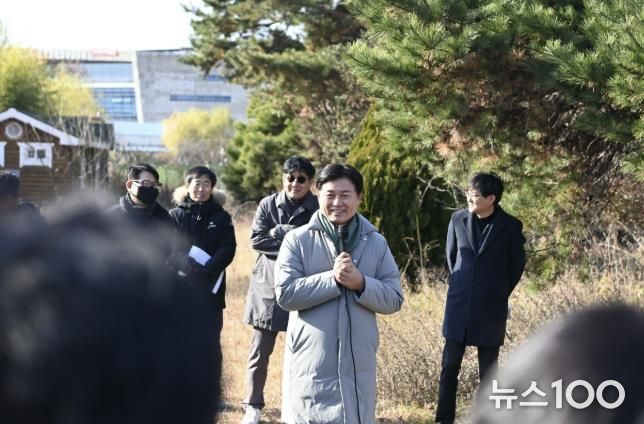 조용익 부천시장이 2일 상동 영상문화단지에서 열린 ‘틈만나면, 현장속으로’ 에 참석해 파크골프장 설치 계획을 이야기하고 있다.