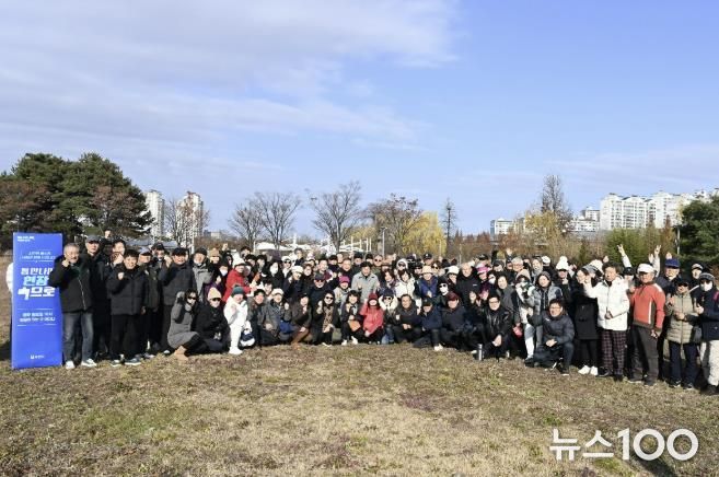 2일 상동 영상문화단지에서 열린 ‘틈만나면, 현장속으로’ 참석자들이 기념사진을 촬영하고 있다.