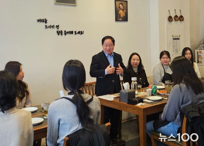 12월 1일 신규공직자들과 소통하며 응원의 메시지를 전달하는 주광덕 시장