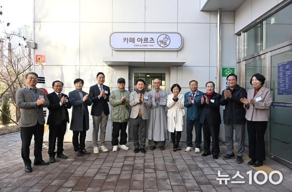 김동근 시장이 12월 8일 송산3동 공공복합청사 1층 주민 공유공간 개소식에서 관계자들과 기념사진을 찍고 있다.