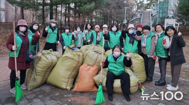 광명시 소하1동 새마을지도자협의회와 새마을부녀회는 지난 8일 주민의 안전과 쾌적한 보행 환경 조성을 위해 구름산초등학교 후문과 운산고등학교 등교길 일대에서 환경정화 활동을 진행했다.