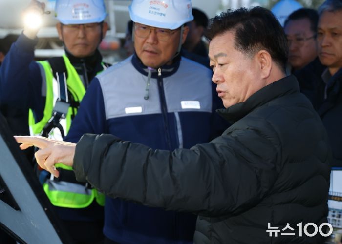 박승원 광명시장이 10일 오후 지난 4월 붕괴사고가 발생한 신안산선 복선전철 공사 현장을 찾아 시공사인 포스코이앤씨 관계자들에게 즉각적이고 책임 있는 복구작업을 해달라고 강력히 촉구하고 있다.