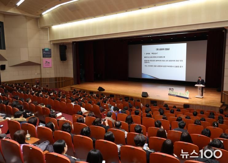 문형배 전 헌법재판관이 시청 어울마당에서 강연하고 있다.