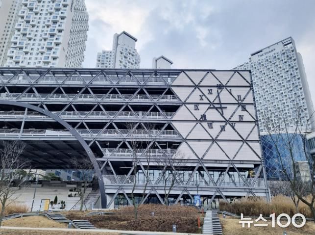 동탄호수공원 주차타워 벽시계(주간)