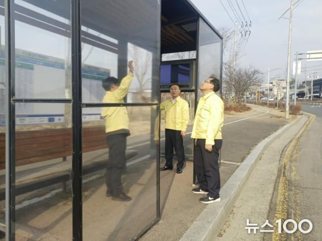 미산동입구 버스정류소의 한파 저감시설(방풍시설)을 점검하고 있다