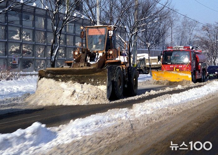 참고사진: 도로 제설 모습