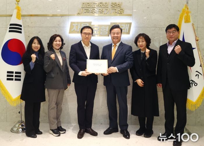 김성제 시장이 임태희 교육감에게 의왕교육지원청 신설 신속 추진 건의문을 전달하고 있다.