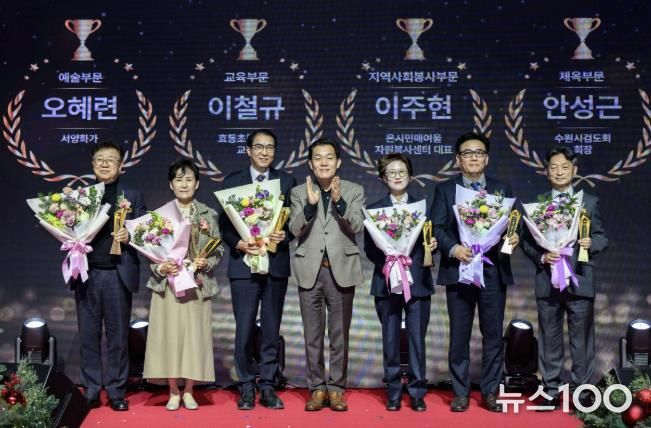 이재준 수원시장(가운데)과 수원시 문화상 수상자들이 함께하고 있다. 이주현 온시민 매여울자원봉사센터 대표(오른쪽부터) 안성근 수원시 검도회 회장, 최윤정 중부일보 대표이사, 이재준 시장, 이철규 효동초등학교 교장, 오혜련 서양화가, 김경환 성균관대학교 글로벌창업대학원 원장.