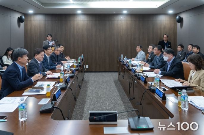 박승원 광명시장(사진 왼쪽 두 번째)이 16일 오후 GH 광교 본사를 찾아 김용진 GH 사장(사진 오른쪽 두 번째)에게 광명시흥 3기 신도시, 구름산지구 등 주요 개발사업 신속한 추진을 촉구하고 있다.