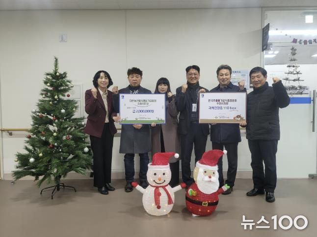 전달식 후 한국추출가공식품업중앙회경기도지부 수원시지회, 대한농산물식품임가공업연합회 수원시지부, 수원시 관계자가 함께하고 있다.