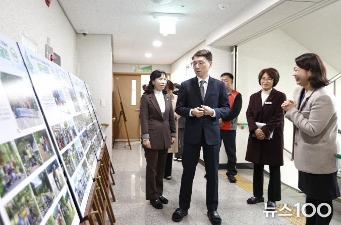 17일 오후 김성중 행정1부지사가 안성에 위치한 한길마을(사회복지시설)을 찾아 시설을 둘러보고 관계자들과 기념촬영을 하고있다.