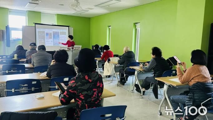 안산시의 한 복지관에서 시민들의 디지털 활용 능력 강화를 위한 교육이 진행되고 있다.