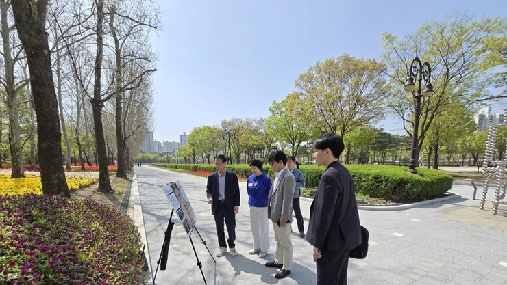 안양시의회 도시교통위원회, 중앙공원 봄꽃 식재 현장 방문