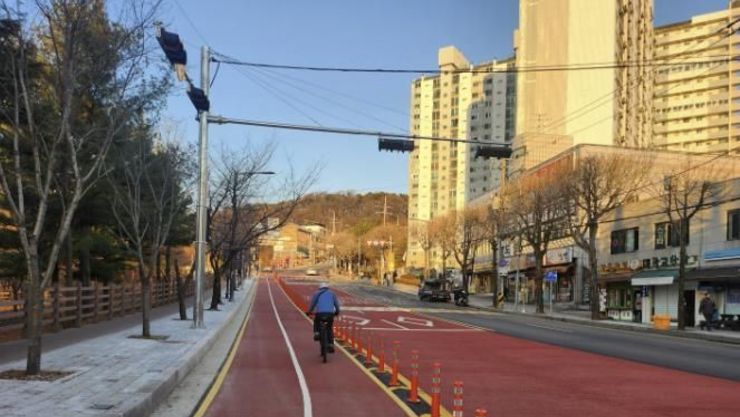 수원특례시, 광교산로 교통 혼잡 줄이기 위해 도로 확장하고 자전거도로 조성