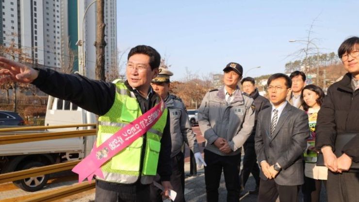 이상일 용인특례시장, 함박초 등굣길 교통지도봉사 참여