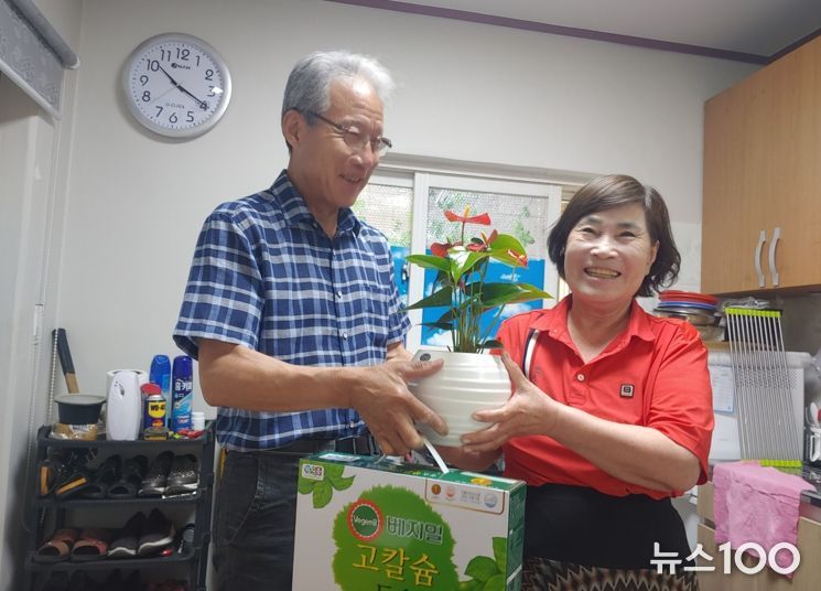 처인구 중앙동 지역사회보장협의체가 저소득 홀몸 어르신 20명을 대상으로 '반려식물 나눔사업'을 진행했다