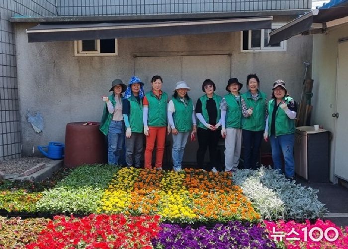 평택시 중앙동 새마을부녀회, “여름꽃으로 무더위 일상에서 삶의 위로를”