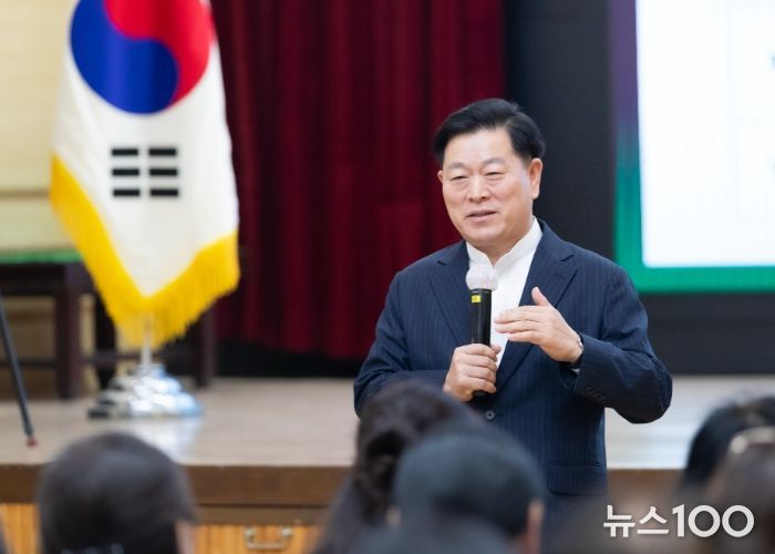 박승원 광명시장이 지난 23일 시청 대회의실에서 열린 '2025년 통장 현장교육'에 참석해 인사말을 하고 있다.