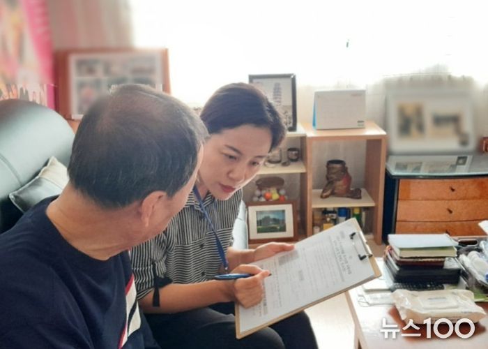 공공임대주택 입주 가구를 방문해 주거상향 만족도 조사를 하고 있다.