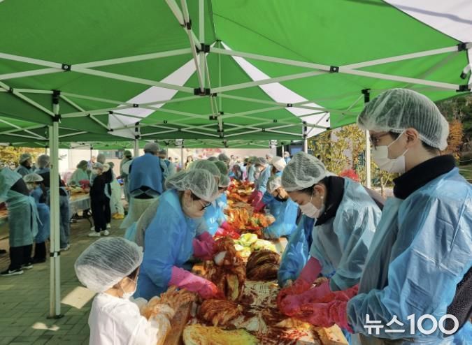 '사랑으로 버무러진 행복 한포기' 시흥시 장곡종합사회복지관, 김장 체험으로 사회적 나눔 실천