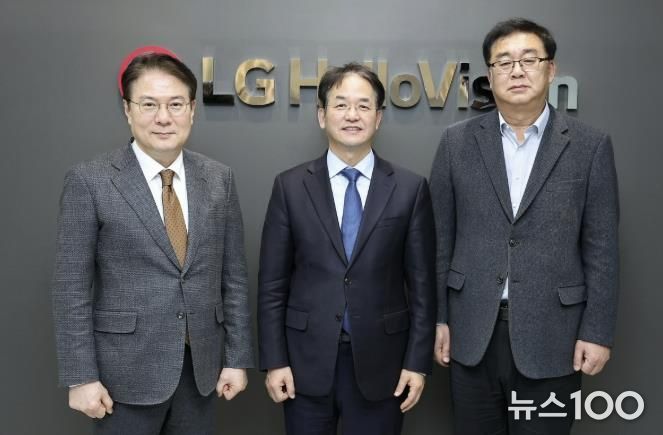 삼송MBN스튜디오 지식산업센터에 입주한 LG헬로비전 방문 기념촬영_왼쪽부터 이동원 MBN매일방송 대표, 이동환 고양특례시장, 송구영 LG헬로비전 대표