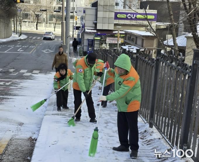 동두천시 불현동 지역자율방재단, 강설 직후 신속 제설로 보행 안전 확보