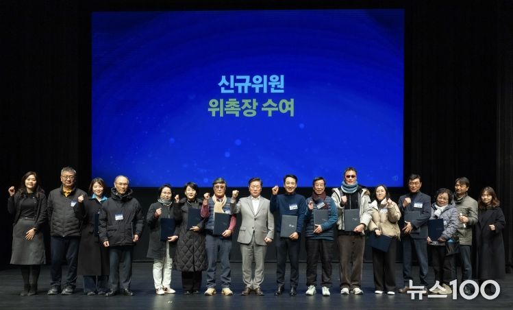 박승원 광명시장이 14일 광명극장에서 열린 ‘2026년 광명시 주민자치회 신규위원 위촉식’에 참석해 신규위원들과 기념사진을 촬영하고 있다.