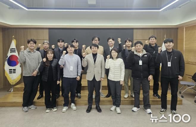 21일 자율주행자동차 시범운행지구 운영 간담회가 끝나고 회의 참석자들이 기념사진을 촬영하고 있다.