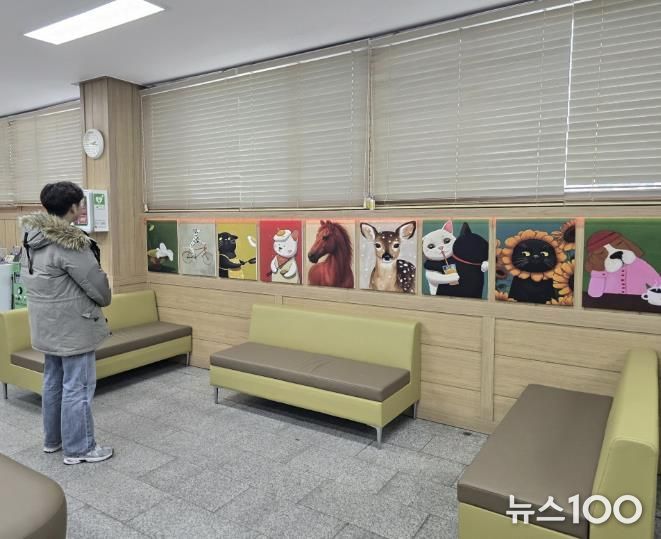 동두천시 불현동 행정복지센터, 그림 전시로 '머무르고 싶은 민원실' 조성