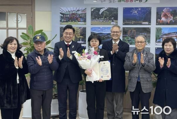 양평군청 김은정 주무관(가운데)이 국가보훈부장관 표창을 전수 받은 후 박용주 경기북부보훈지청장(오른쪽), 전진선 양평군수(왼쪽) 및 보훈단체장 등에게 축하를 받고 있다.