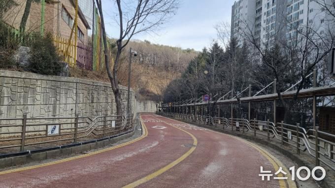 용인특례시 수지구 성복초·중학교 진입도로에 자동염수분사장치 설치가 완료돼 2월부터 가동을 시작했다