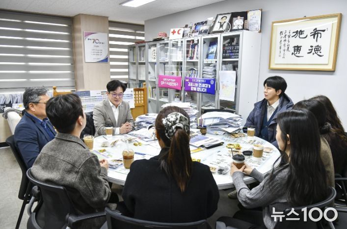 김병수 김포시장이 ‘청렴 팝업 카페’에서 직원들과 자유로운 분위기 속에서 대화를 나누고 있다.