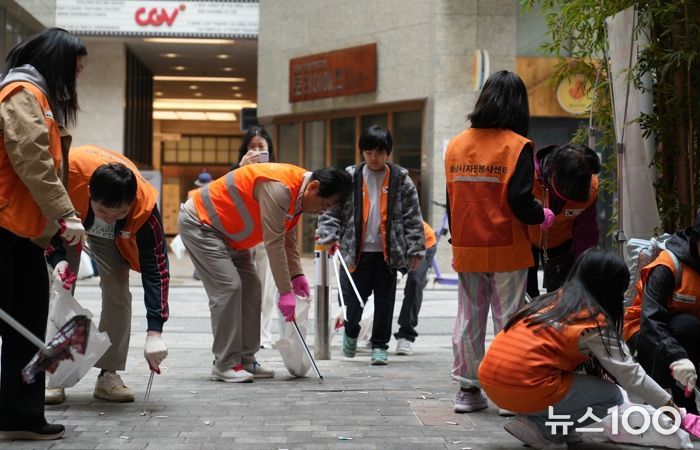 2025년 4월, 미사 문화의 거리에서 진행된 ‘미라클 줍모닝’환경정화 활동에서 자원봉사자들이 거리 곳곳의 쓰레기를 수거하며 시민들에게 생활 속 환경보호 실천의 중요성을 알리고, 깨끗한 도시 환경 조성을 위한 참여 분위기 확산에 힘쓰고 있다.