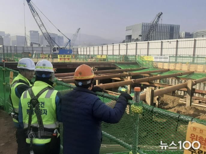 성남시 관계자들이 해빙기 재난사고 예방을 위해 건축공사장을 점검하고 있다.