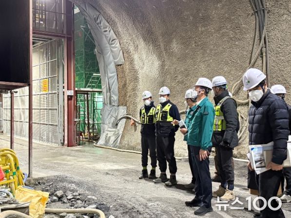 터널 공사 현장 점검 중인 김상수 부시장