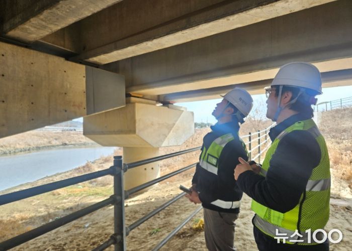 최병주 효행구청장이 동화교 하부 균열 및 침하 여부를 현장에서 점검하고 있다.