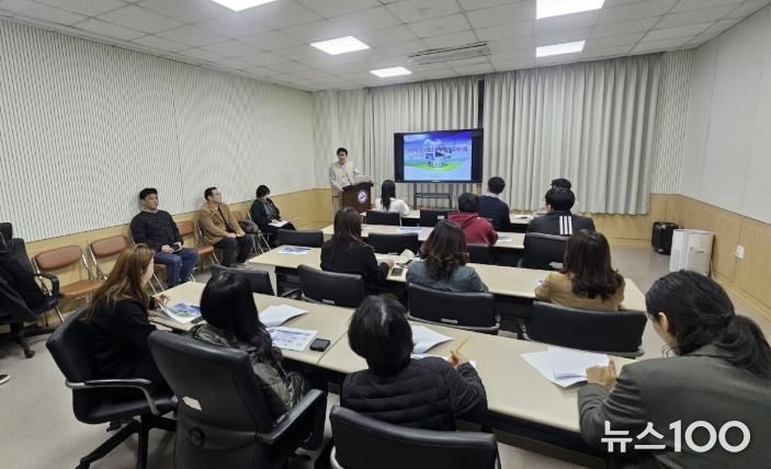 스마트도시 실무자들이 26일 도시정보센터 회의실에서 ‘AI 데이터 플랫폼’ 교육을 듣고 있다.