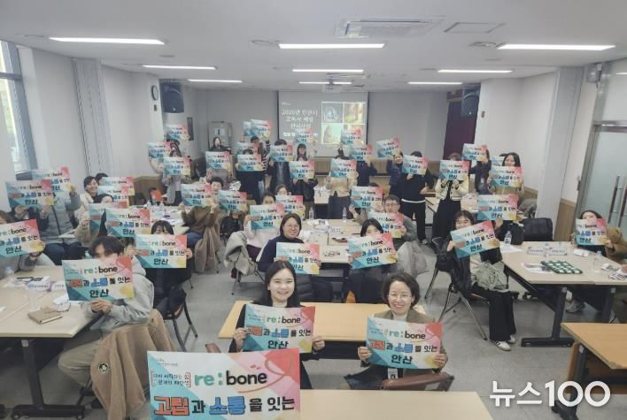 25일 안산시청 제3별관에서 열린 '고독사 예방 및 관리사업 간담회'를 마치고 참석자들이 기념촬영을 하고 있다.