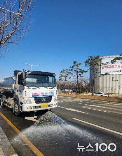 미세먼지 살수차 운행 모습.