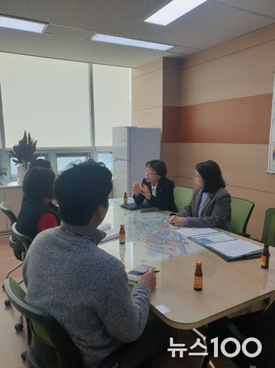 시 관계자가 고양교육지원청과 고등학생 원거리 통학 문제를 논의하고 있다.