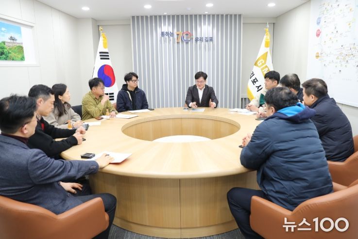 김병수 시장이 3일 서울지하철 5호선 국회국민청원에 힘쓴 시민들을 만났다. 시민들은 이날 김병수 시장에게 ‘서울 지하철 5호선 연장 관련 시민 의견 전달서’를 건넸고, 김병수 시장은 오는 4일 정부 관계자를 만나 청원서를 전하며 5호선 예타통과에 대해 적극 어필할 각오다.